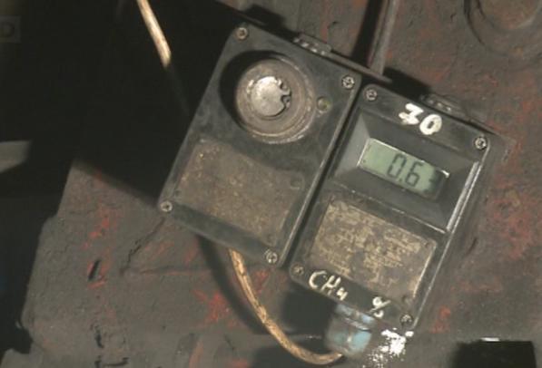 Na pracovišti s pohyblivým elektrickým strojem, které je větráno průchodním větrním proudem a kde nelze vyloučit zvýšení koncentrace metanu nad 1%. Ve výdušném větrním proudu SVO.