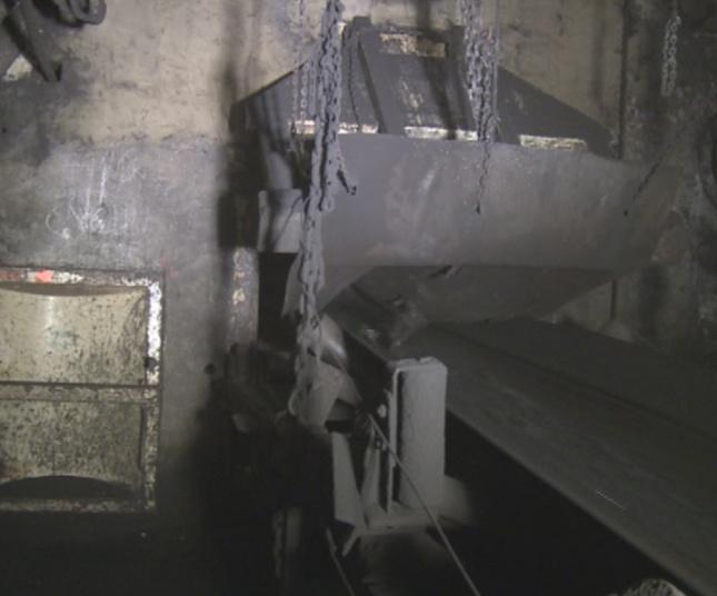 12-39: Hráz s průlezem Obr. 12-40: Hrázové dveře Obr.