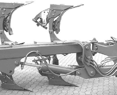 tělesa ( modrý řídicí přístroj): hydraulický válec kratší. těleso užší hydraulický válec delší. těleso širší. Na členitém terénu se může pracovní šířka.