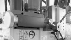 Pohon mini fréz. zařízení zajišťuje komutátorový motor s permentními magnety. Plynulou regulaci otáček zajišťuje potenciometr, díky kterému lze využít široký rozsah otáček.