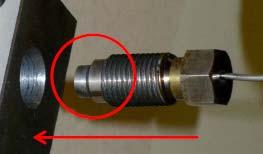 Čištění otvoru pro lepidlo POZOR: Chcete-li vyčistit otvor pro lepidlo tvrdým předmětem, je nutné nejprve odstranit tlakové čidlo, jinak by se poškodila dělicí membrána. Obr.