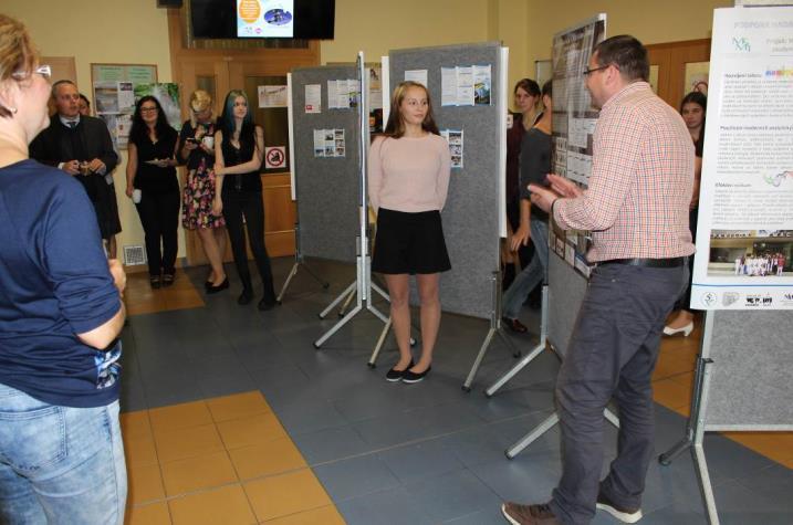 Diskuze se studenty během prezentace posterové sekce Slavnostní konferenční oběd řešitelského týmu Dne 12.