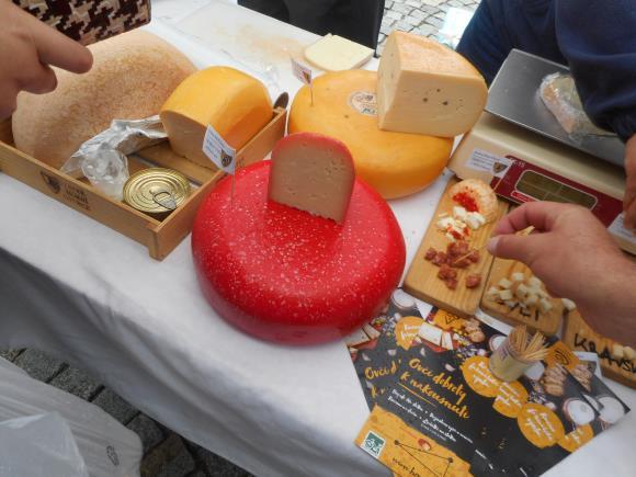 výrobu polotvrdého sýra a dnes tak oblíbených pařených sýrů na stánku na náměstí a propagovala potravinářské vzdělávání na naší škole.