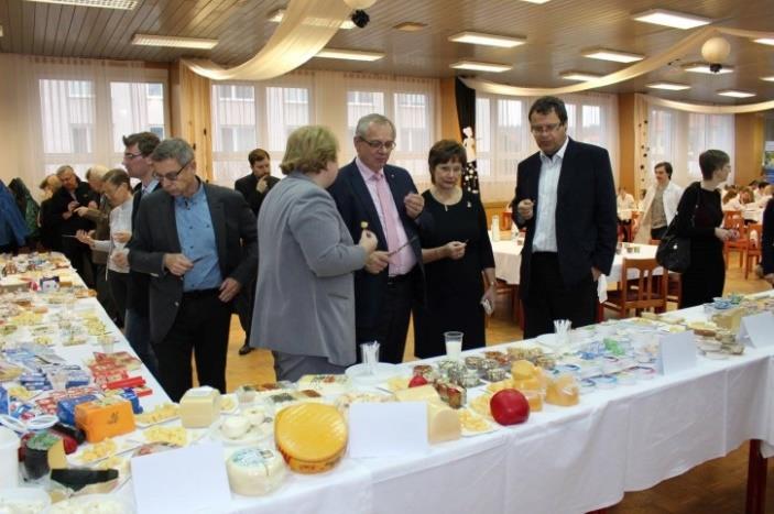 žáci z různých ročníků u jednoho stolu. Žáci z vyšších ročníků vysvětlovali způsob hodnocení vzorků žákům nižších ročníků a společně místostarosta města Kroměříže PhDr