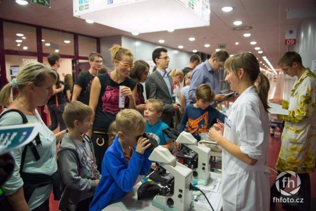Noc vědců Během noci vědců jsme se snažili všem účastníkům ukázat, že věda rozhodně není nuda a dokáže