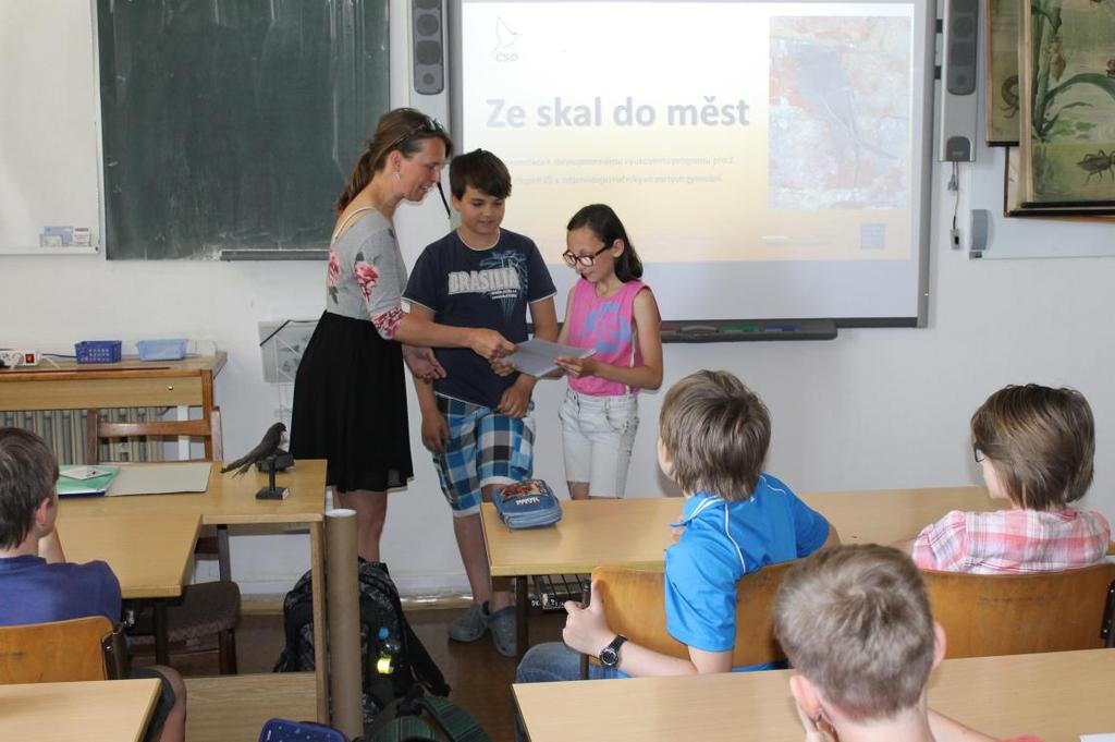 Přebírání certifikátu Rorýsí škola z rukou paní Gabriely Dobruské z České společnosti ornitologické spojené s programem Ze