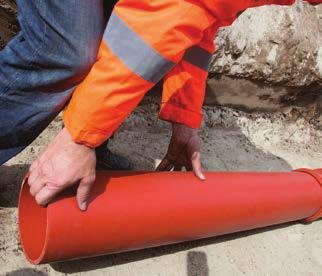 Boční obsyp a hutnění je nutné provádět pečlivě, ale přímo nad potrubím do výšky 30 cm je možné provádět hutnění jen pomocí lehkých