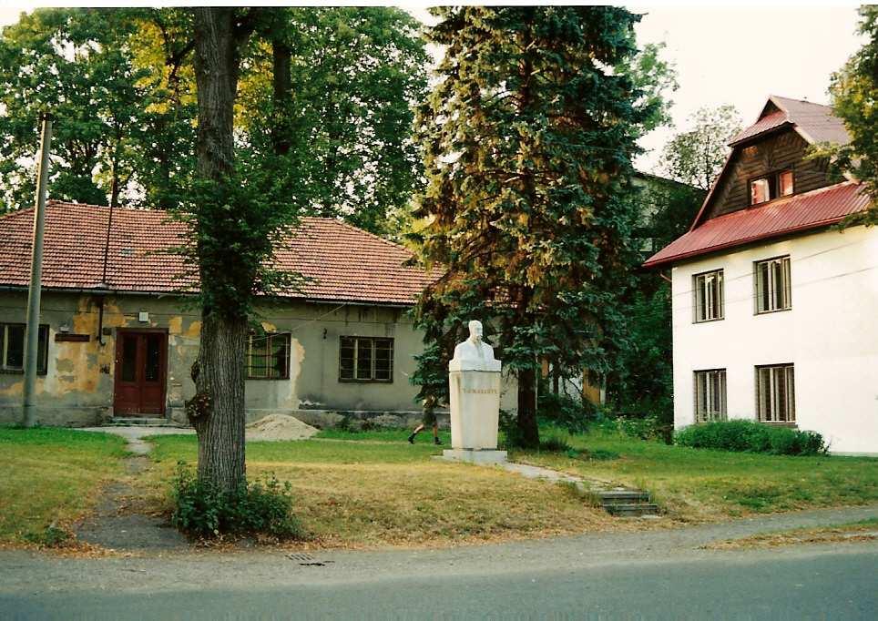 Liptál Umístění: ve středu obce, vedle pomníku TGM, vedle budovy č.p. 300 a č.p. 84, u silnice č.