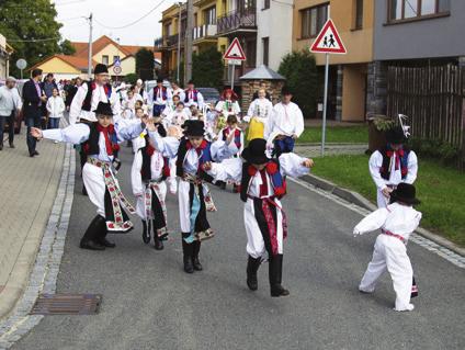 Družina jezdců na specificky nazdobených koních nejprve doprovodila duchovního správce kunovické farnosti P.