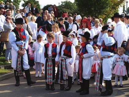 Nemravovy. Prostor u kunovské radnice je tradičním místem, kde se schází Mužský sbor z Kunovic se svými příznivci, ale i hosty.