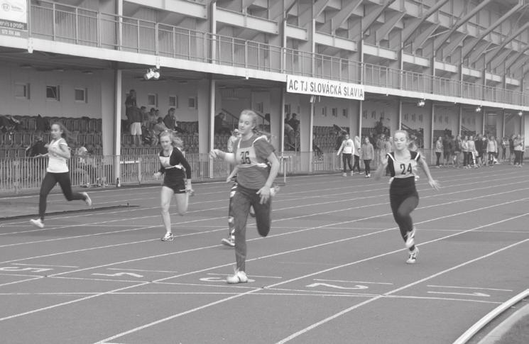 Mladší žactvo ještě házelo kriketovým míčkem a běželo 600 m, starší vrhali koulí a běželi 800 m. Z našich závodníků si nejlépe vedla Lucie Fleková, která ve skoku do dálky obsadila 3.