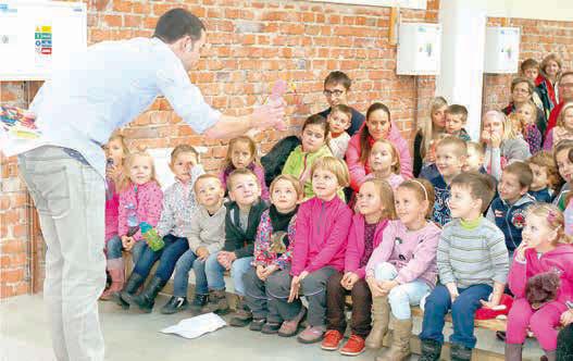 Herci Slováckého divadla David Vacek a Jiří Hejcman zahráli dvě krátké pohádky od Miloše Macourka Zuzanka a písmenka a Žlutá bunda s
