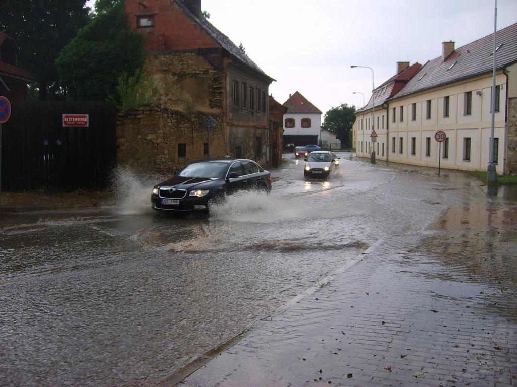 Zaplavení ulic Na Štamberku a U Parkánu,