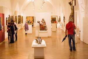 Hlubocká jízdárna i kočárovna byly před více než 60 lety přizpůsobeny životu expozic a výstav a dnes je jízdárna zámku Hluboká hlavním sídlem Alšovy jihočeské galerie.