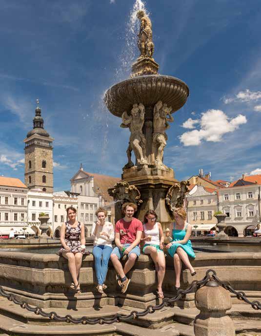 ČESKÉ BUDĚJOVICE MĚSTO NA SOUTOKU MALŠE A VLTAVY KAŽDÁ PŘITÉKÁ Z JINÉ STRANY, VE MĚSTĚ ZAPLETOU MAŠLI A DÁL POKRAČUJE JENOM JEDNA Z NICH - VLTAVA.