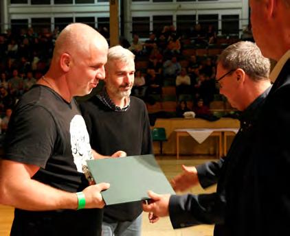 Tam se díly sekcí, pod vedením vrchního mistra provozu služeb Miroslavy Kačmaříkové, nakládaly, upínaly na podvozky a převážely na ohlubeň k jámě, kde si je přebírali dopraváři, pokračoval Wojnar.