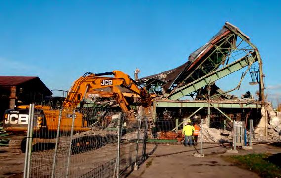 4 Z OKD/Extraliga číslo 13 ročník 48 Útlum na Sviadnově: Probíhá příprava na zahájení likvidace Vzniká prostor pro zásypový materiál. Demolice budov na lokalitě Sviadnov.