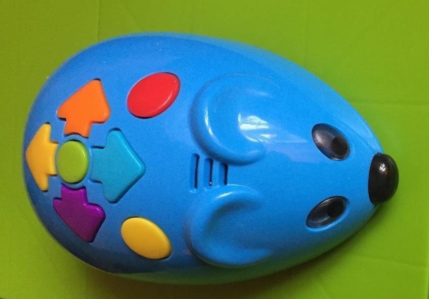 Code & Go Robot Mouse (robotická myš) Tato robotická verze je širší verzí Bee-Botu. Má stejné funkce jako Bee-Bot a děti programují stejným způsobem její kroky.
