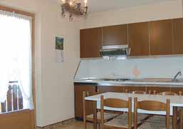 6-55 m² - 1 ložnice s manželskou postelí a 1 přistýlkou, 1 menší ložnice se 2 samostatnými lůžky, malý obývací pokoj s gaučem pro 1 osobu, samostatná kuchyňka, sociální zařízení (velmi malé), balkon