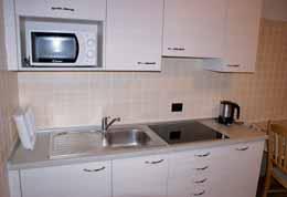 popis apartmánů: mono 2/3-28 až 35 m² - obývací pokoj s kuchyňským koutem, manželskou postelí a případně rozkládacím gaučem