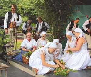 Na hlavním pódiu se střídaly folklorní soubory Bystrzyca, Trowniczek, Łączka, Bezmiana, Olza, Gróniczek, Zamutovčan, zespół im. Klimka Bachledy či Trombitáši Štefánikovci.