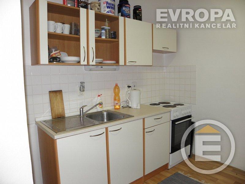 Katalogové číslo: F4 Pronájem části RD v Římovicích, okres Benešov Nabízíme pronájem části rodinného domu - jednoho pokoje, jako spolubydlící, ve