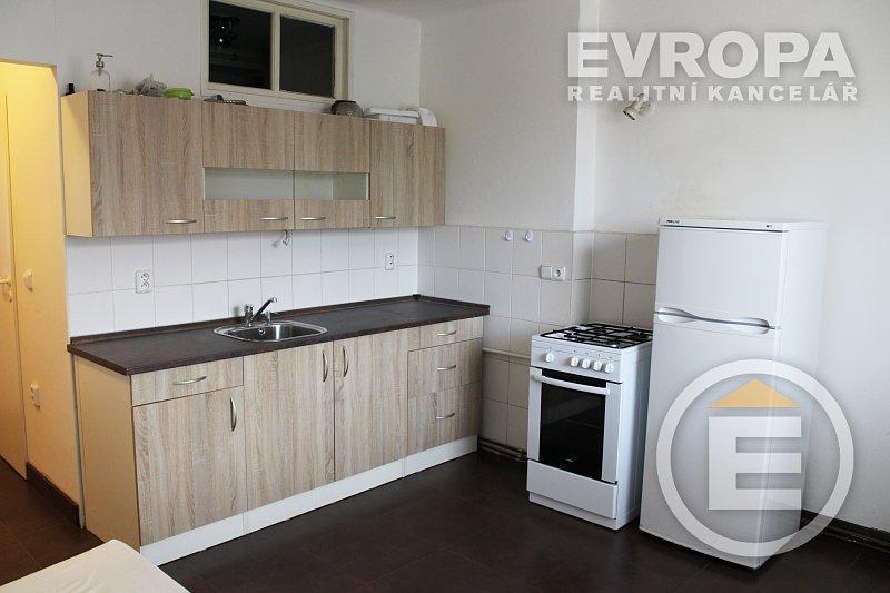 Katalogové číslo: G3 Pronájem bytu 1+kk U vinných sklepů, Praha Nabízím pronájem světlého bytu 1+kk (28 m 2 ), který se nachází v 3.patře na Praze 9 ul. U vinných sklepů. Bytová jednotka je tvořena ze vstupní haly, z které je možné vstoupit do obývacího pokoje s kuchyní, koupelny (sprchový kout) s WC.