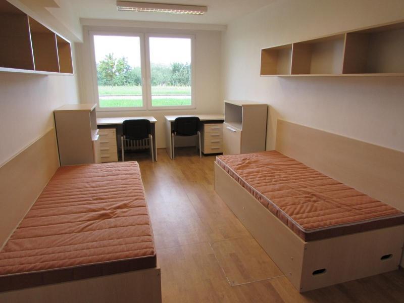 Katalogové číslo: A1 Třílůžkový pokoj na buňce na koleji v Praze Vysokoškolské koleje Praha Jižní Město nabízí celoroční ubytování pro studenty vysokých škol a hotelové hosty.