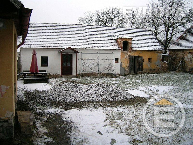 Katalogové číslo: I2 Prodej rodinného domu 3+kk Zbýšov, okres Kutná Hora Exkluzivně Vám nabízím prostorný dům 3 + kk s možností rozšíření po částečné rekonstrukci s velkým pozemkem 3851 m 2, stodolou