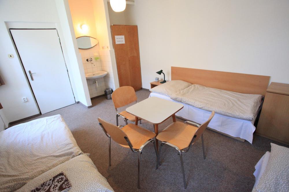 Katalogové číslo: A2 Třílůžkový pokoj na buňce na koleji v Praze Vysokoškolské koleje Praha Jižní Město nabízí celoroční ubytování pro studenty vysokých škol a hotelové hosty.