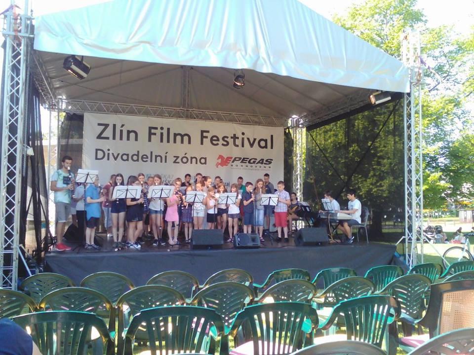 FLAUTISAXIBAND Pátek 2. 6. 2017 Příprava před vystoupením - Flautisaxiband Naše rozloučení s festivalem Do divadelní zóny se letos zapojil hudební a výtvarný obor hned třikrát.