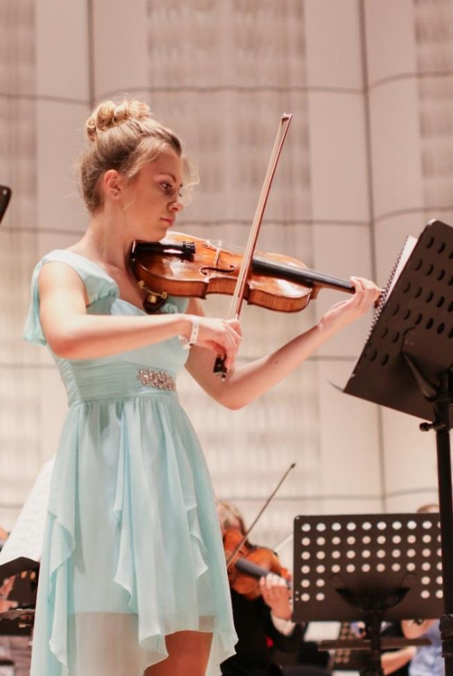 Zástupci ZUŠ Kroměříž v projektu Malí velcí filharmonici: Sólistky ZUŠ Kroměříž: Beáta Vymlátilová zpěv pedagogické vedení Mgr. Jana Novotná E.
