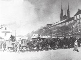 DŘÍVE & DNES Zuřivý reportér Martin Cibulka brázdí ulice Starého Brna Janáčkovo Staré Brno 1909 Dnes Příchod chudého 11letého Leoše
