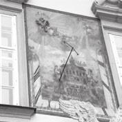 Fotografie, zachycující pohled z dnešní rooseveltovy (Schwedengasse) ulice do dnešní ulice Dvořákovy (Wiesergasse), v době těsně před zahájením výstavby Justičního paláce v
