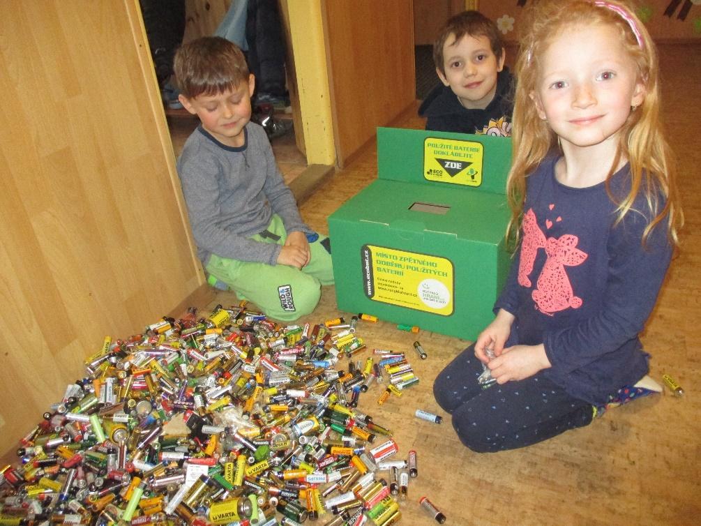V celé mateřské škole se snažíme o ekologicky šetrný provoz, kterému se v běžných denních činnostech učí všechny děti. Podílejí se na něm všichni zaměstnanci.