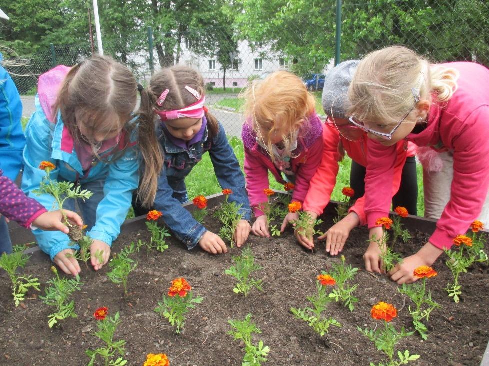 výběru, a v těch se učí dobře spolupracovat. Upřednostňujeme spolupráci před soutěžením. Učíme děti vidět prostor dětského společenství a tolerovat a přijímat odlišnosti.