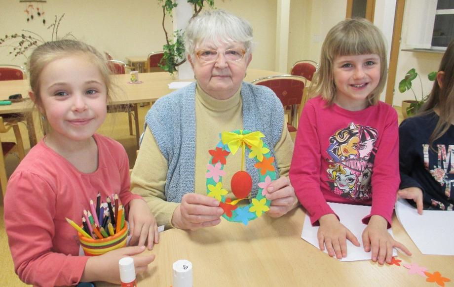 Radost ze společného tvoření mají děti i senioři Vím si rady dlouhodobý preventivní program, který podporuje zdravý životní