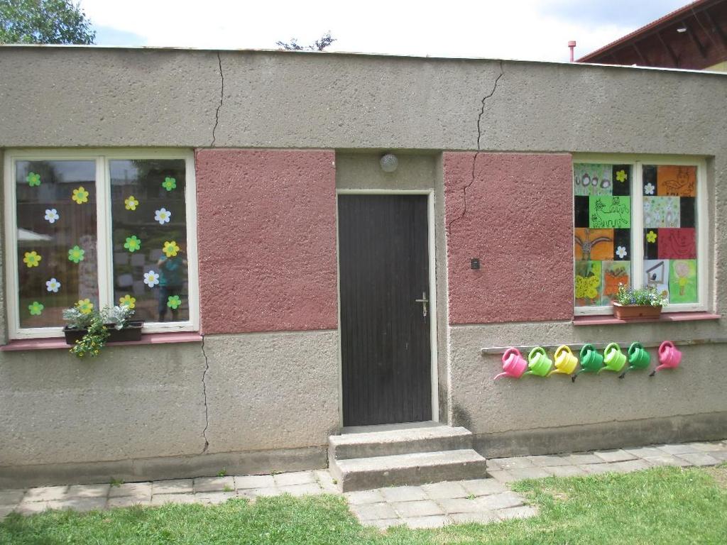 jejich revitalizaci. Postupně je třeba obnovovat mobiliář zahrady a udržovat herní prvky nátěry a drobnými opravami. Renovaci potřebují lavičky, stoly a zděný altán.