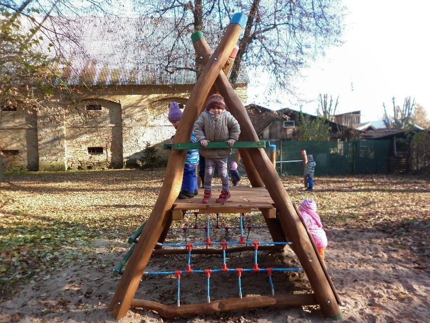 drobné údržbové práce jsou hrazeny z provozního rozpočtu MŠ. Nové dřevěné prvky si děti v Medlešicích hned oblíbily. 4.