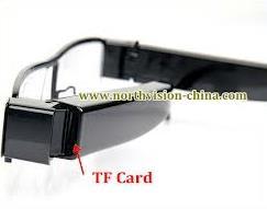 1. Popis výrobku TF Card - Slot pro vložení SD karty je ukrytý v levé patce nožičky brýlí ON/OFF- tlačítko pro zapnutí/vypnutí nahrávání videa -