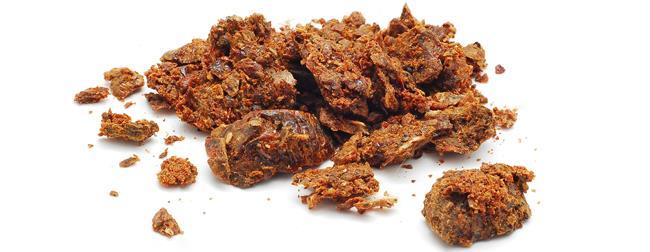 4 Propolis Propolis neboli tmel, dluž, nebo smoluňka je nejčastěji zelenohnědá či červenohnědá charakteristicky vonící pevná látka, kterou včely odnímají z pryskyřičných látek stromů, keřů, ale