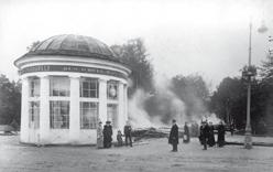 Tento lázeňský pavilon byl postaven podle plánu krajského inženýra Josefa Esche z roku 1831.