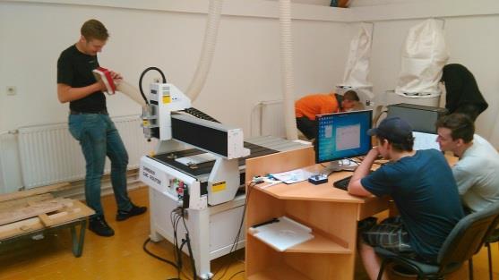 Do teoretické výuky byla doplněna i témata programování CNC strojů s praktickou aplikací na CNC v dílnách odborného výcviku.
