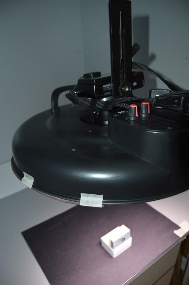 Uprostřed zdroje byl nainstalován digitální fotoaparát Olympus PEN lite E PLJ s makro objektivem s označením Olympus 60 mm 1:2,8 Macro ED MSC Ø 46.