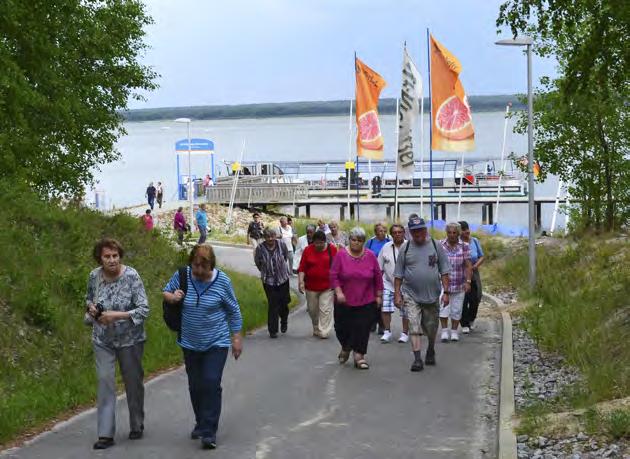 Zajímavosti, informace Senioři jezdili po výletech Tanvaldský zpravodaj / červenec - srpen 2017 Výletníci ve Valdštejnských zahradách. Foto Lenka Hájková.