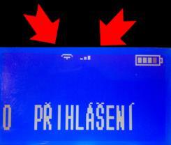 Po zapnutí kasa indikuje ikonou vysílání signálu (levá šipka), že je modul wifi na pokladně zapnutý