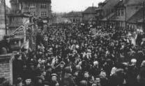 Úsměvy a kordy Také takto se hrálo divadlo ve válce na nádvoří kláštera, nyní Státního archivu.