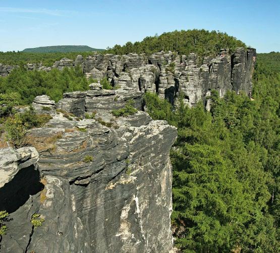 1. Tisá Ostrov Děčínský Sněžník Jílové Trasa: Tisá Ostrov Děčínský Sněžník - Jílové Tiské stěny a Děčínský Sněžník Popis trasy: Z Tisé do Tiských stěn vede červená značka, která pokračuje po