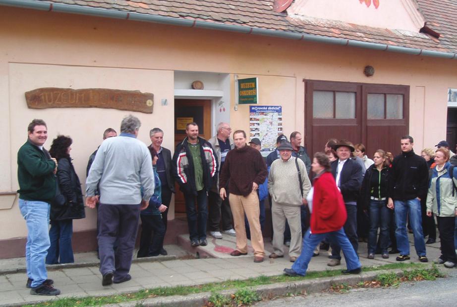 Muzeum oskorusí 696 62 Tvarožná Lhota 230 +420-724 162 265 e-mail: bkarpaty@c-box.cz Muzeum oskoruší vzniklo v roce 2003 v malé obci Tvarožná Lhota, která byla a je pěstováním oskoruší známá.