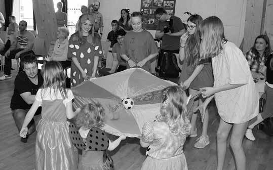 místo Vítání jara s RC Bambino Naši prarodiče honili káču, dědečkové a babičky cvrnkali kuličky, my skákali gumu a dnes je nejlepším kamarádem téměř každého dítěte počítač nebo cokoli, s čím se dá